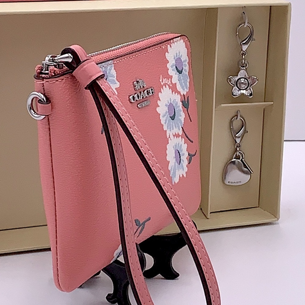 COACH Boxed Corner Zip Wristlet With Daisy Print COLOR:
Silver/Bubblegum… - Picture 4 of 16